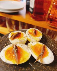半熟卵とアンチョビ